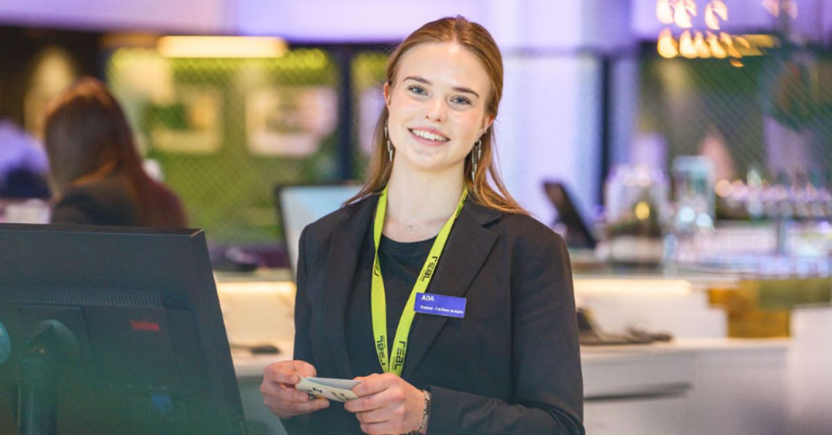 Glad elev som står i receptionen