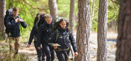 Naturturismelever på vandring i skogen