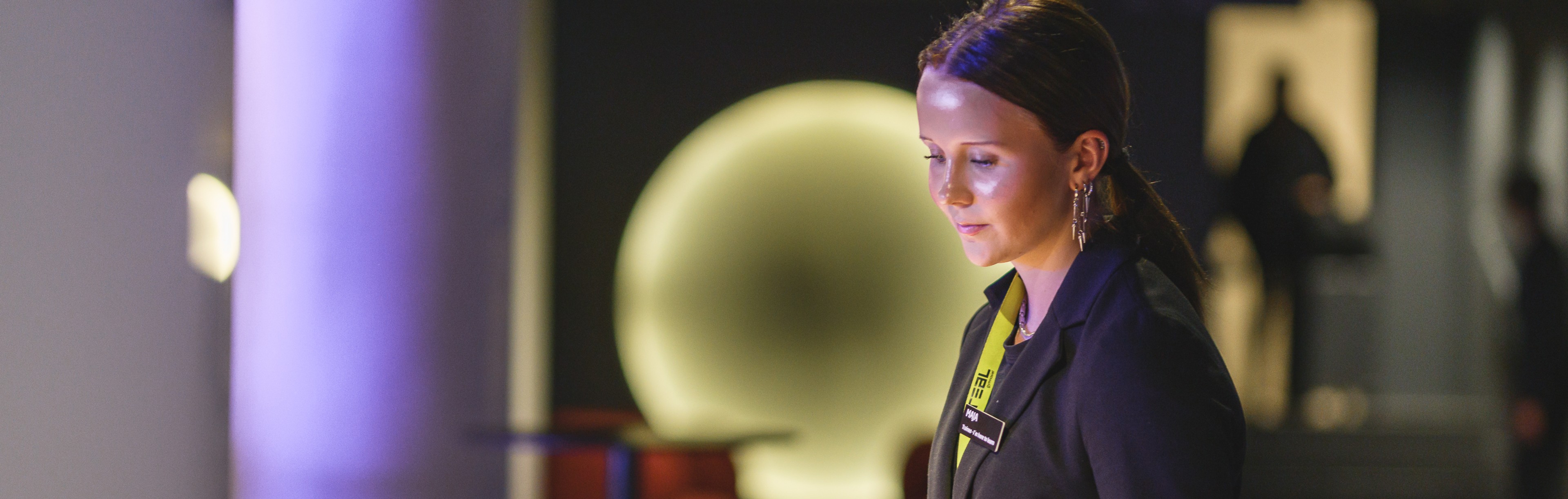 Elev serverar hotellfrukost