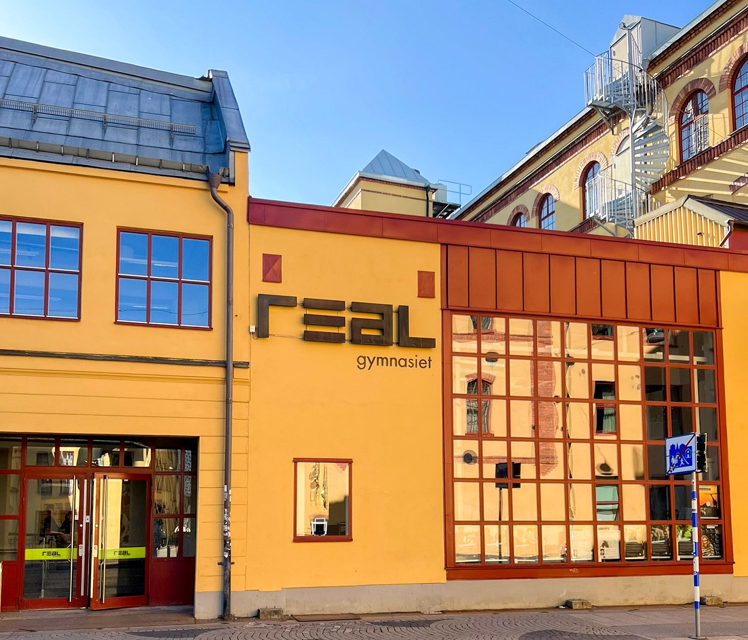 Entrén till Realgymnasiet Norrköping.