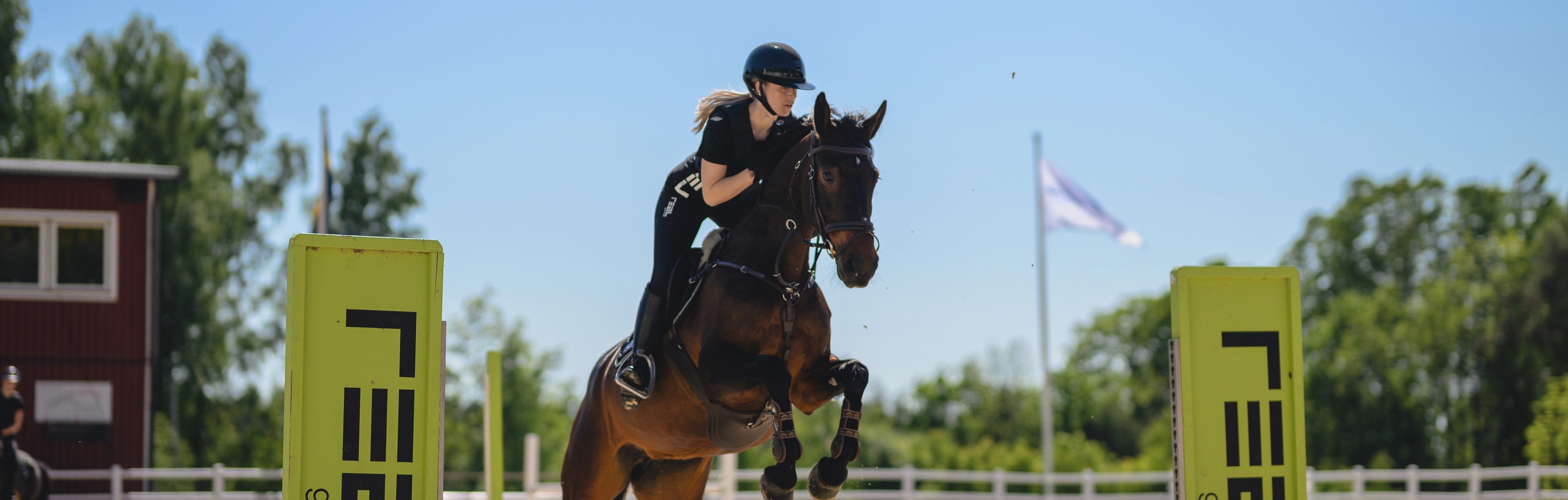 elev på häst hoppar över Real-hinder