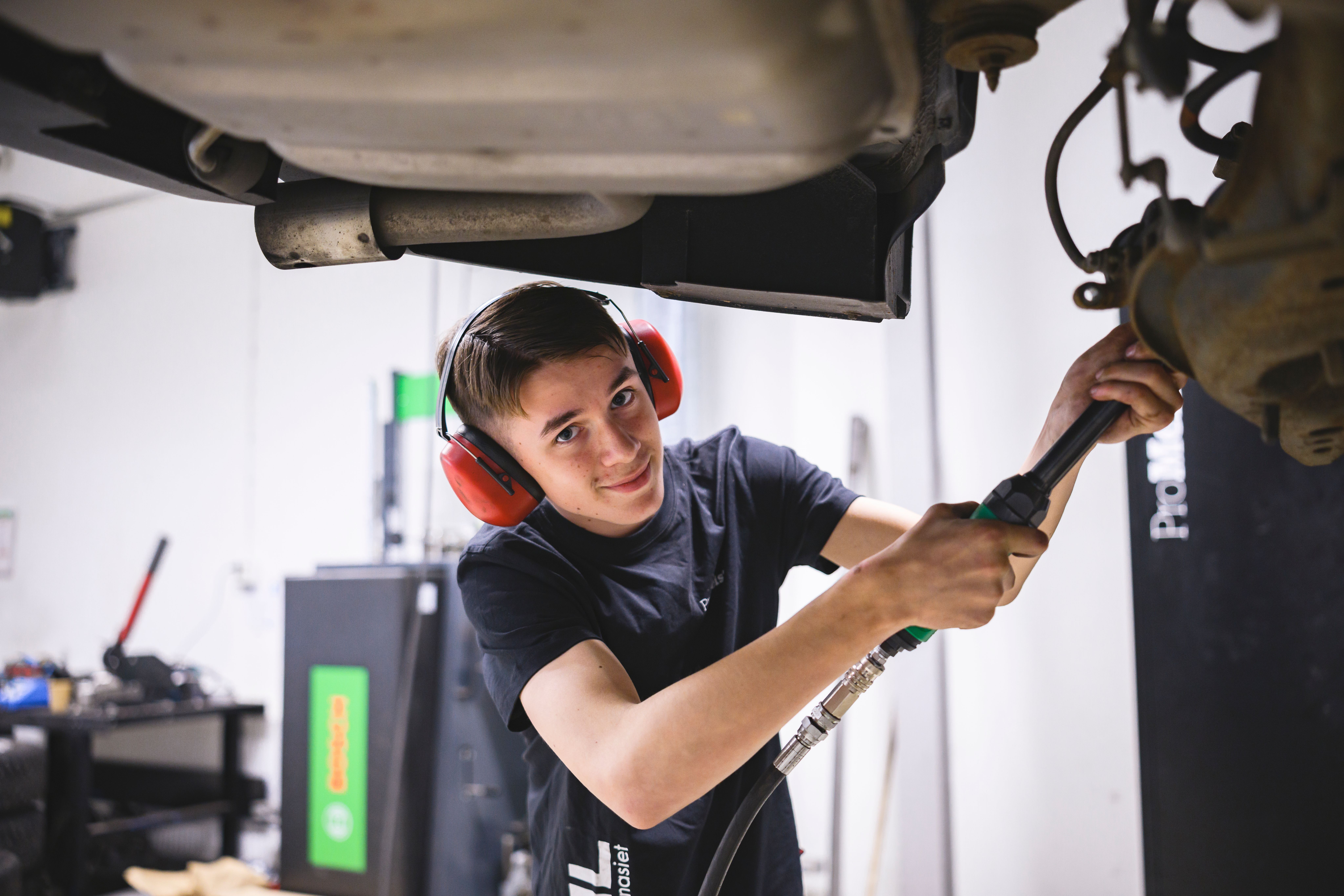 Elev på bilverkstad