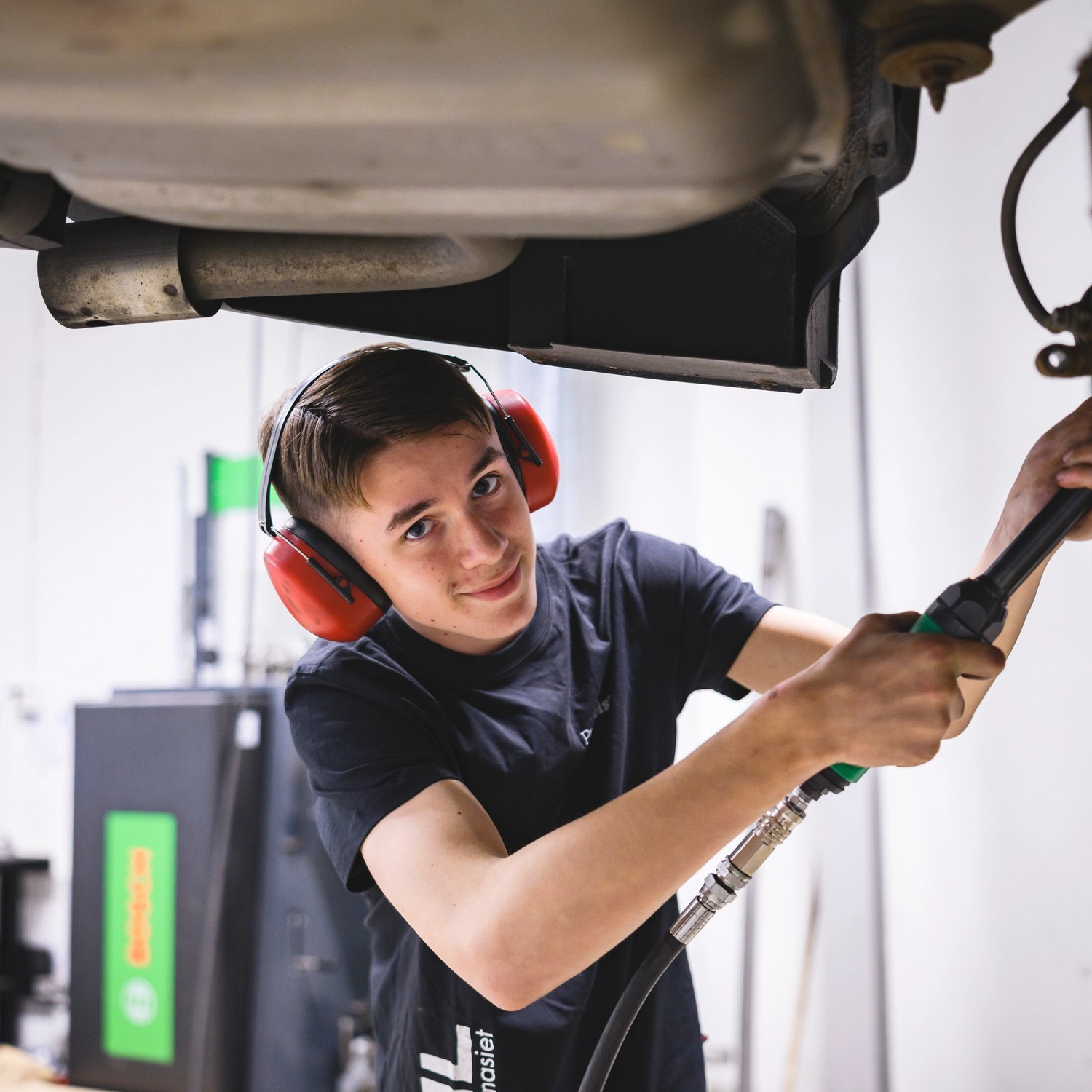 Elev på bilverkstad