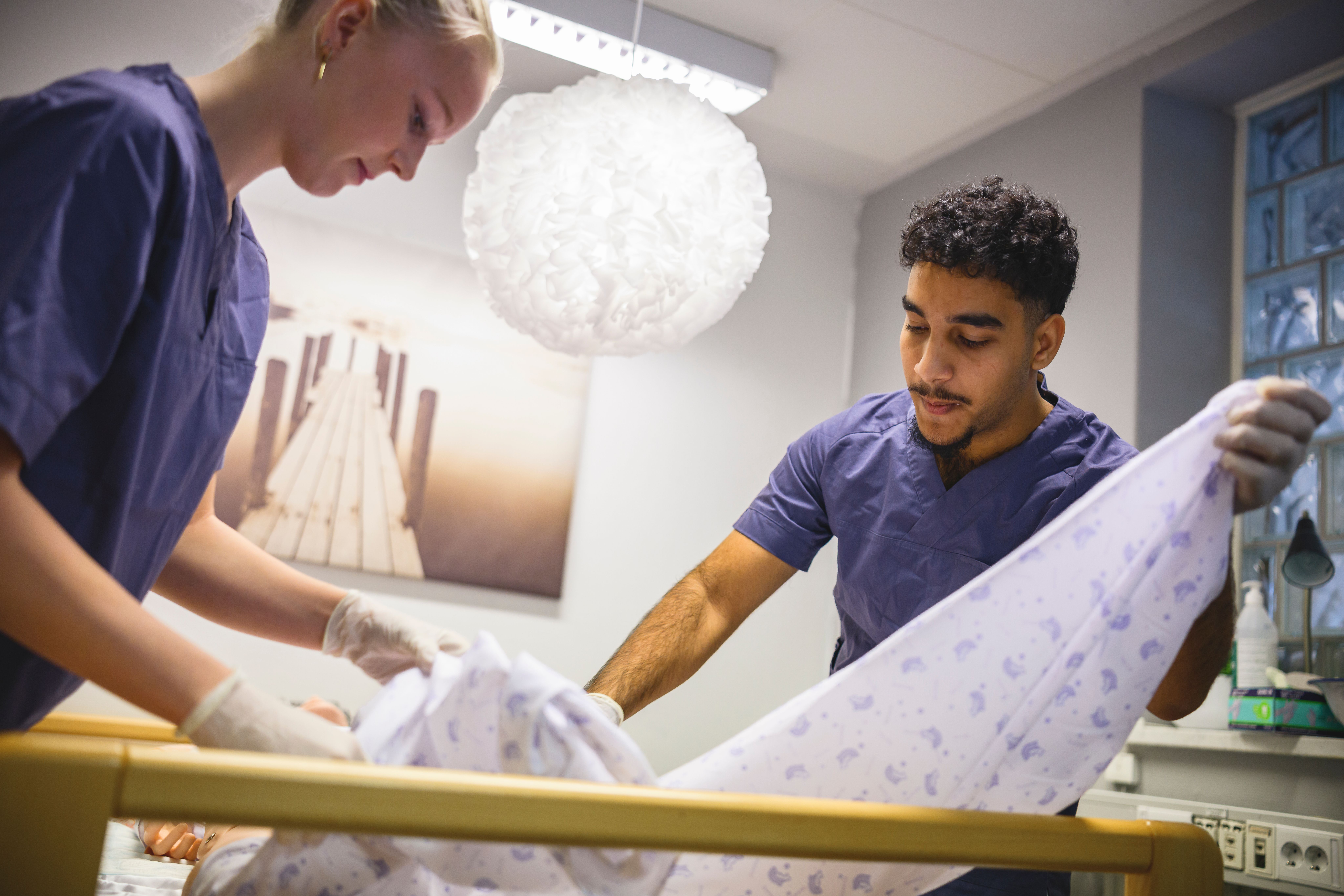 elever bäddar i sjuksäng