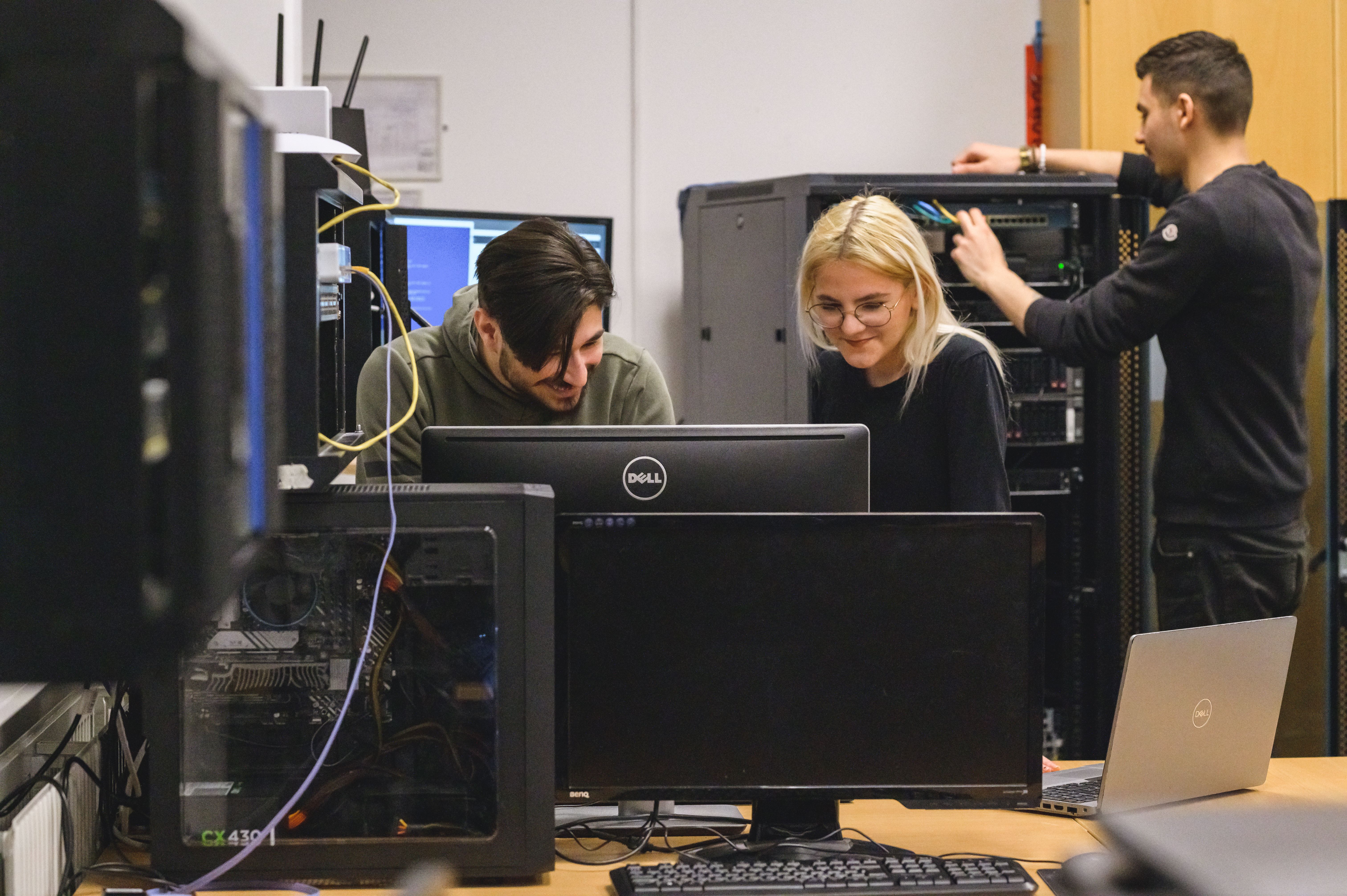 Tre elever jobbar med datorer