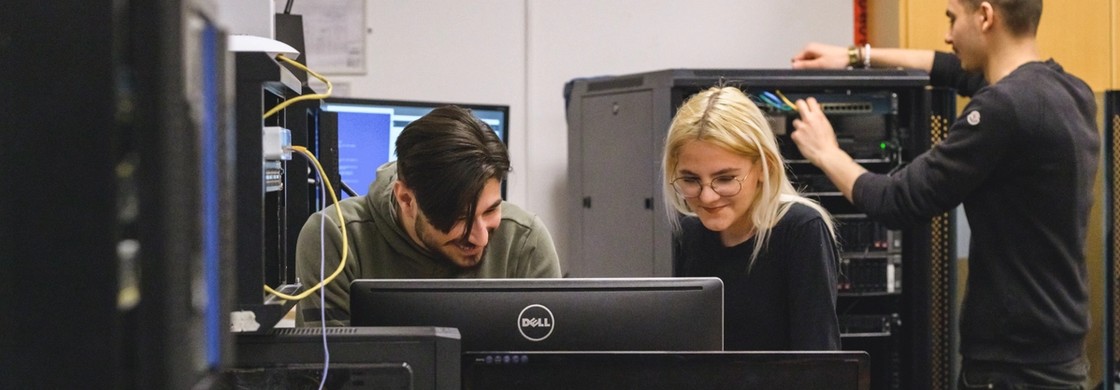 Tre elever jobbar med datorer