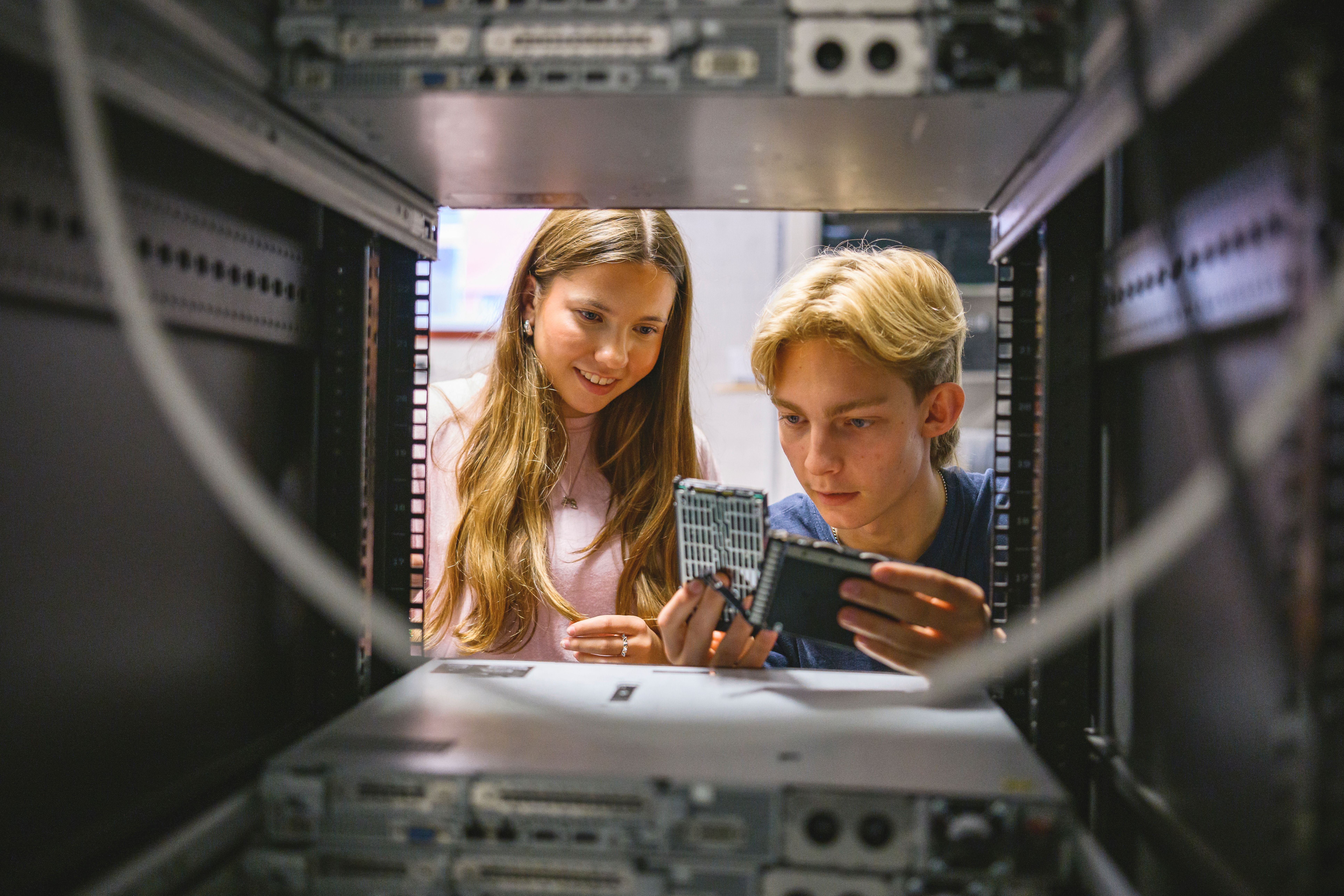 Elever undersöker hårddiskar vid serverskåp