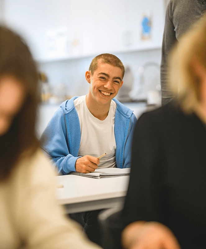 elev sitter vid en skolbänk