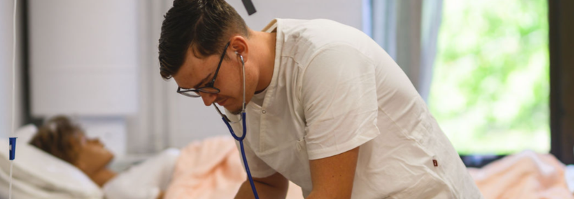 elev med stetoskåp vid en säng