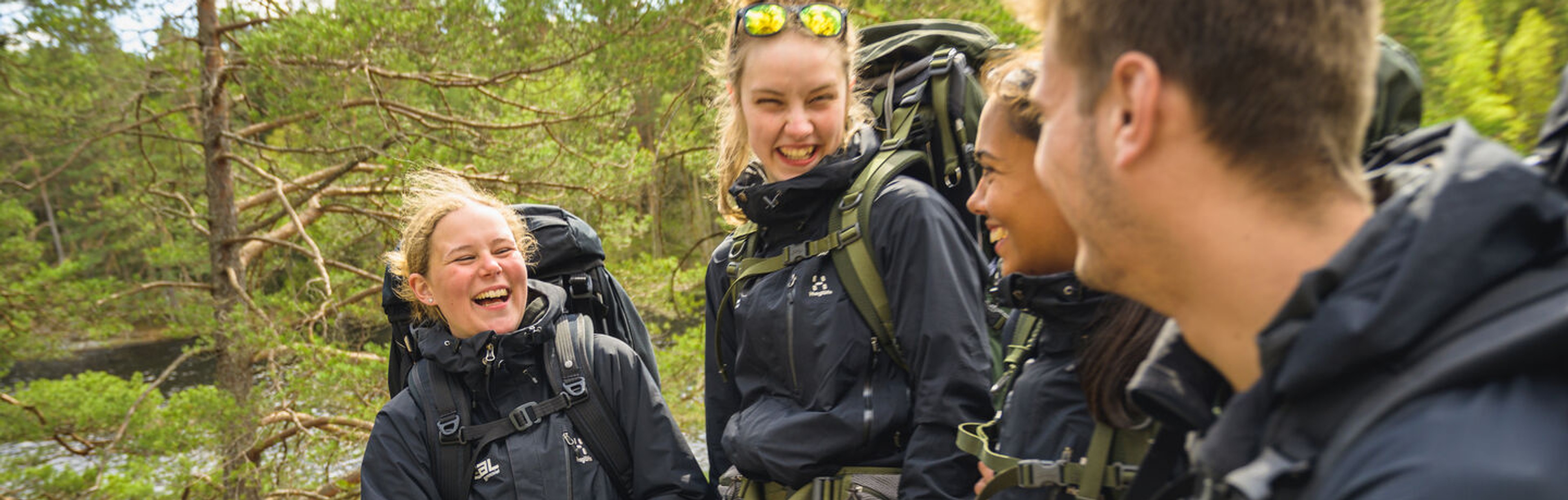 Två elever arbetar med en marsvin