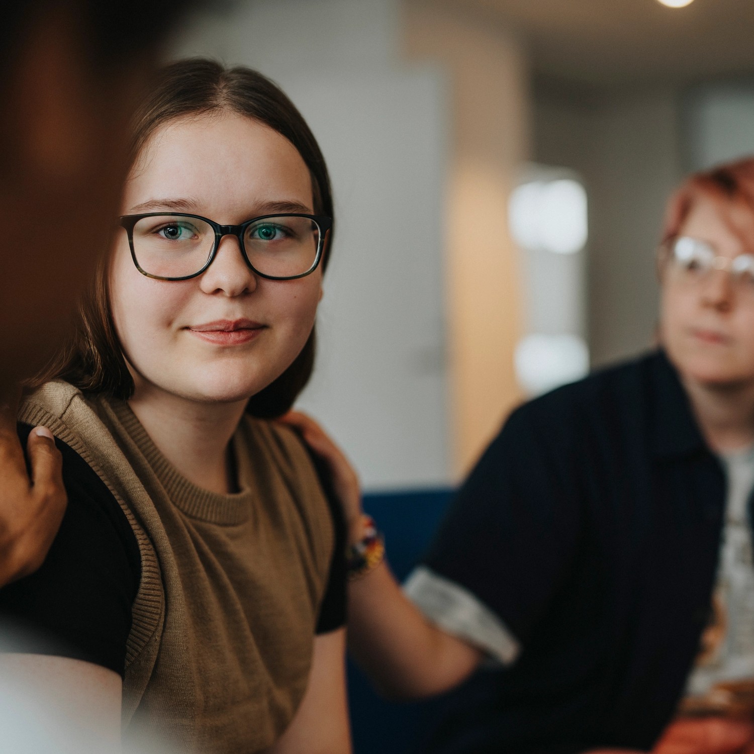 Elev som får stöd från personal med hand på axeln