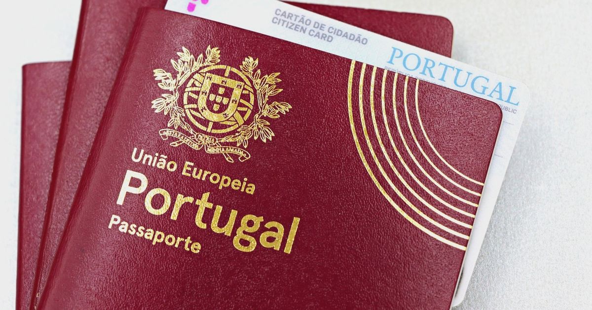 Close-up image of Portuguese passport and citizen card, essential for travel and identification in the EU.