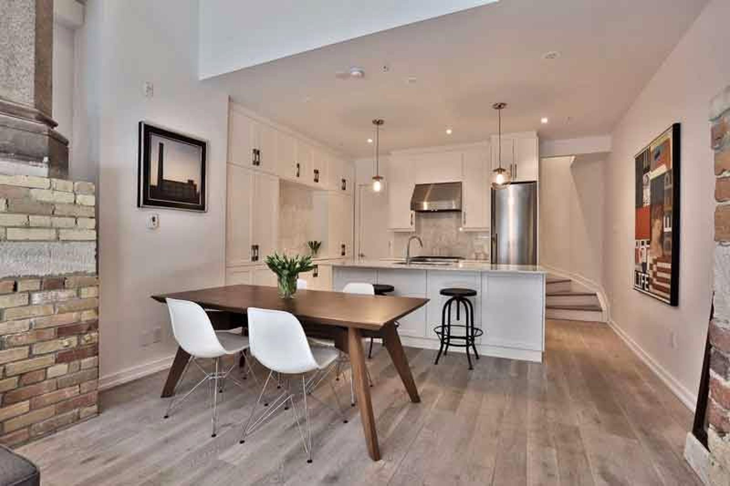 Dining staging example