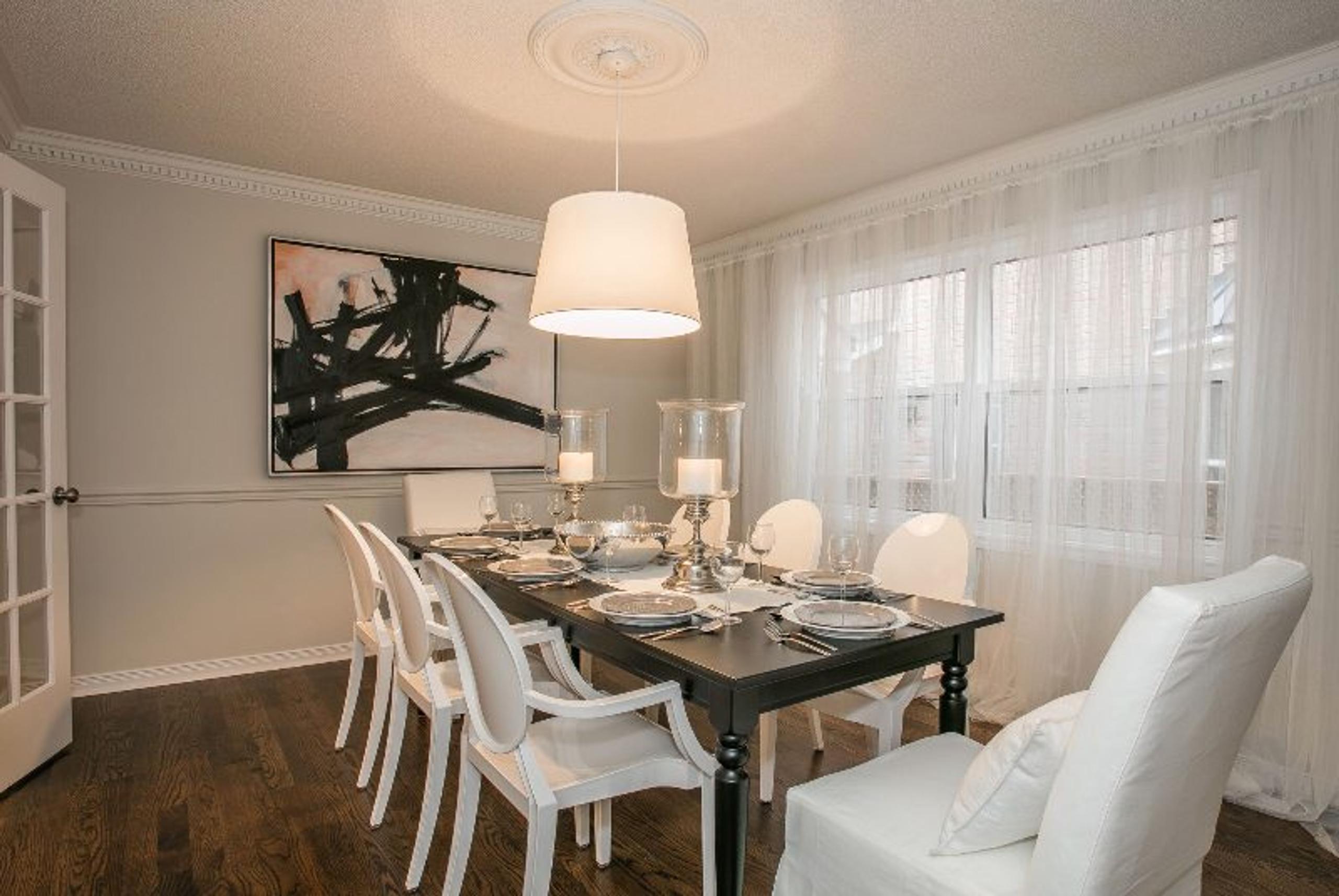 Dining staging example