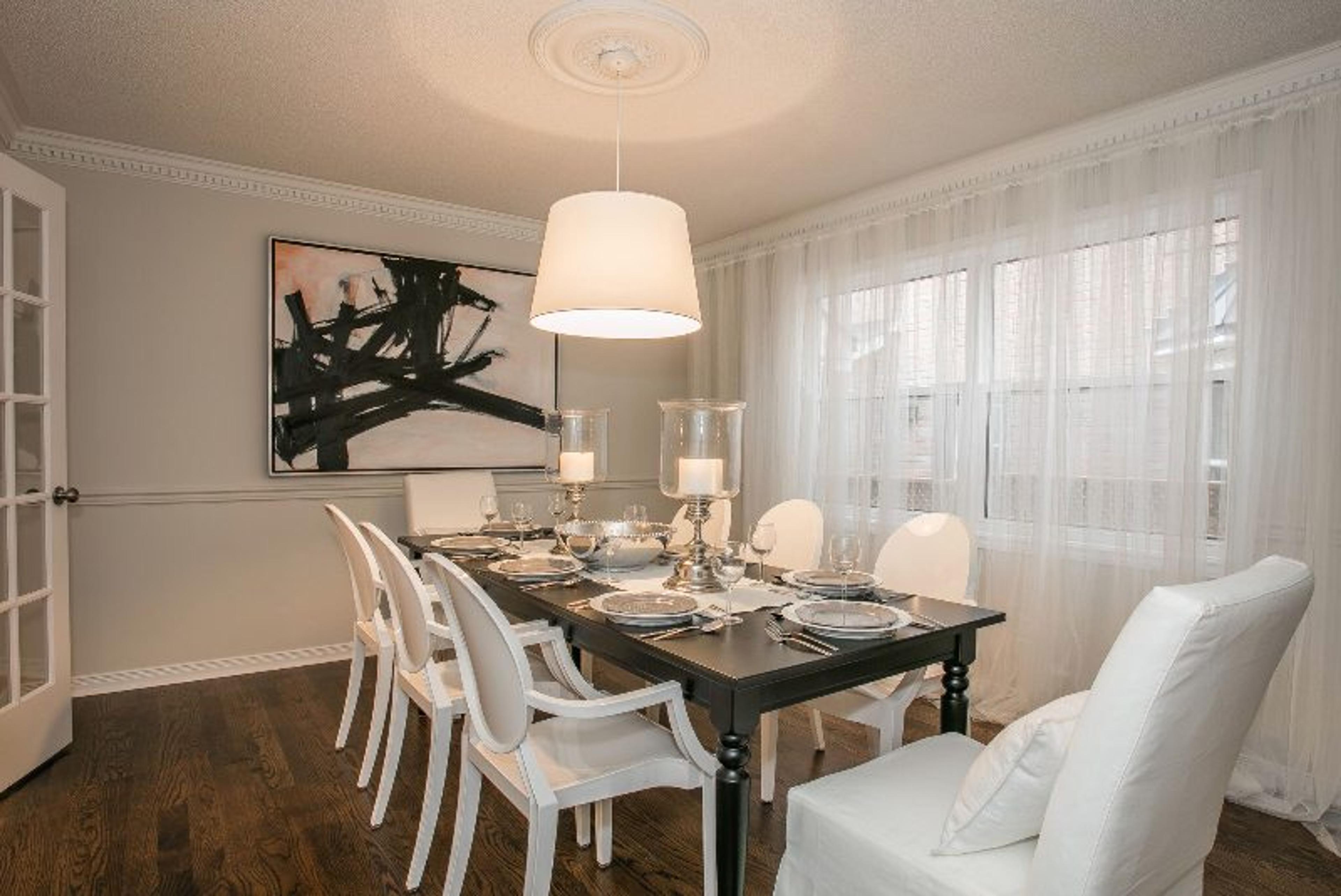 Dining staging example