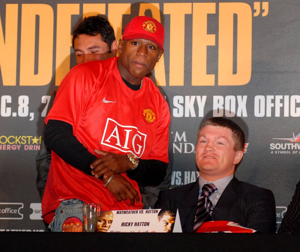 Floyd Mayweather Jr. speaking to the press in Manchester in 2007, wearing a Manchester United shirt
