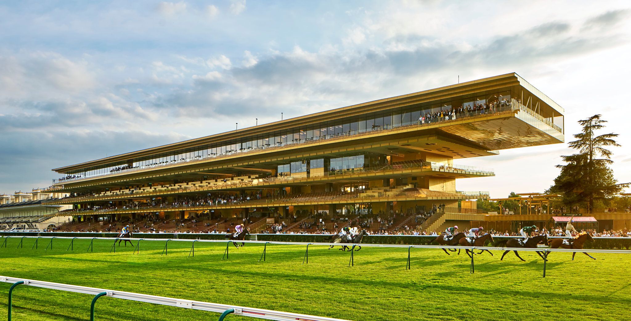 Prix de l'Arc de Triomphe hospitality experiences
