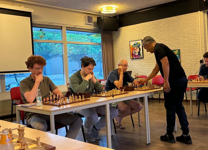 Rachid begeleidt de spelers één voor één