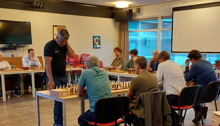 Rachid geeft een simultaan na afloop van het seizoen