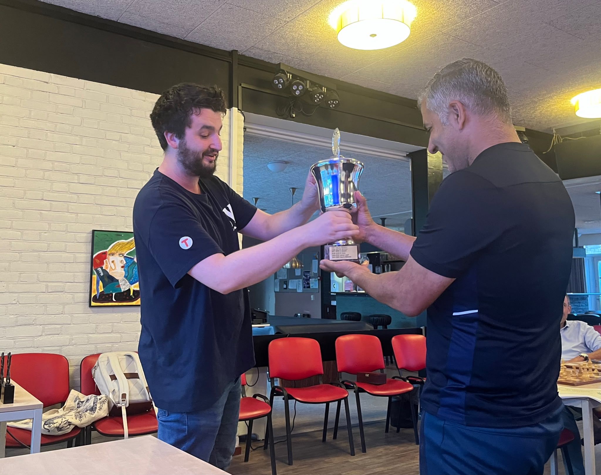 Rachid Schrik ontvangt de Wisselbeker van de interne competitie