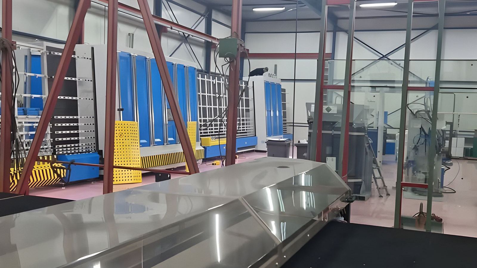 De productiehal aan de Nieuwe Hemweg met de isolatieglaslijn en een ruit op de snijtafel