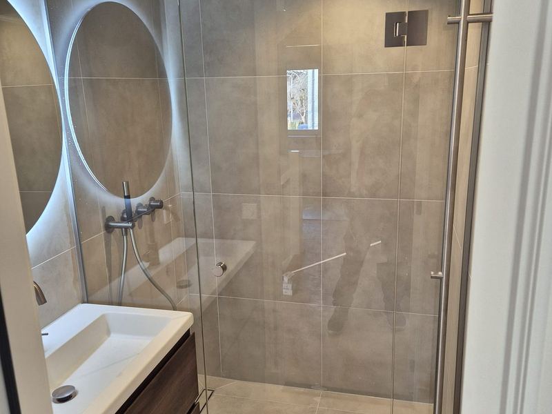 Douchewand van gehard glas, uitgevoerd door HGI Glas