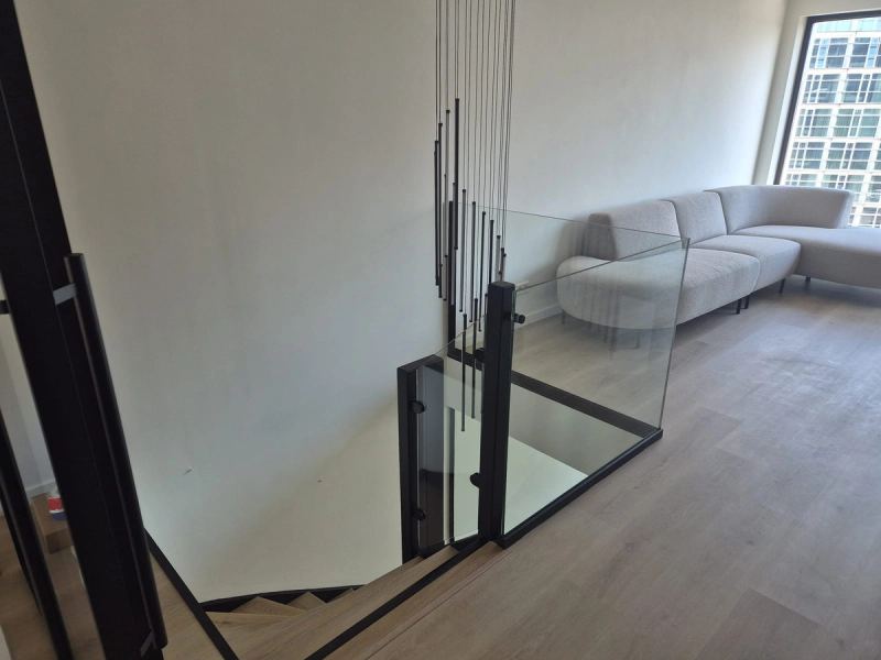 Glazen wand met zwart profiel, uitgevoerd door HGI Glas