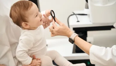 Zdjęcie przedstawia diagnozę okulistyczną u dziecka, badanie wzroku