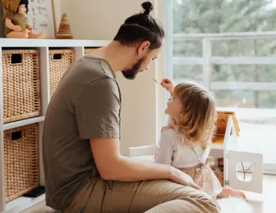 zdjęcie ojca z córką podczas zajęć kreatywnych, terapia dziecka z rodzicem