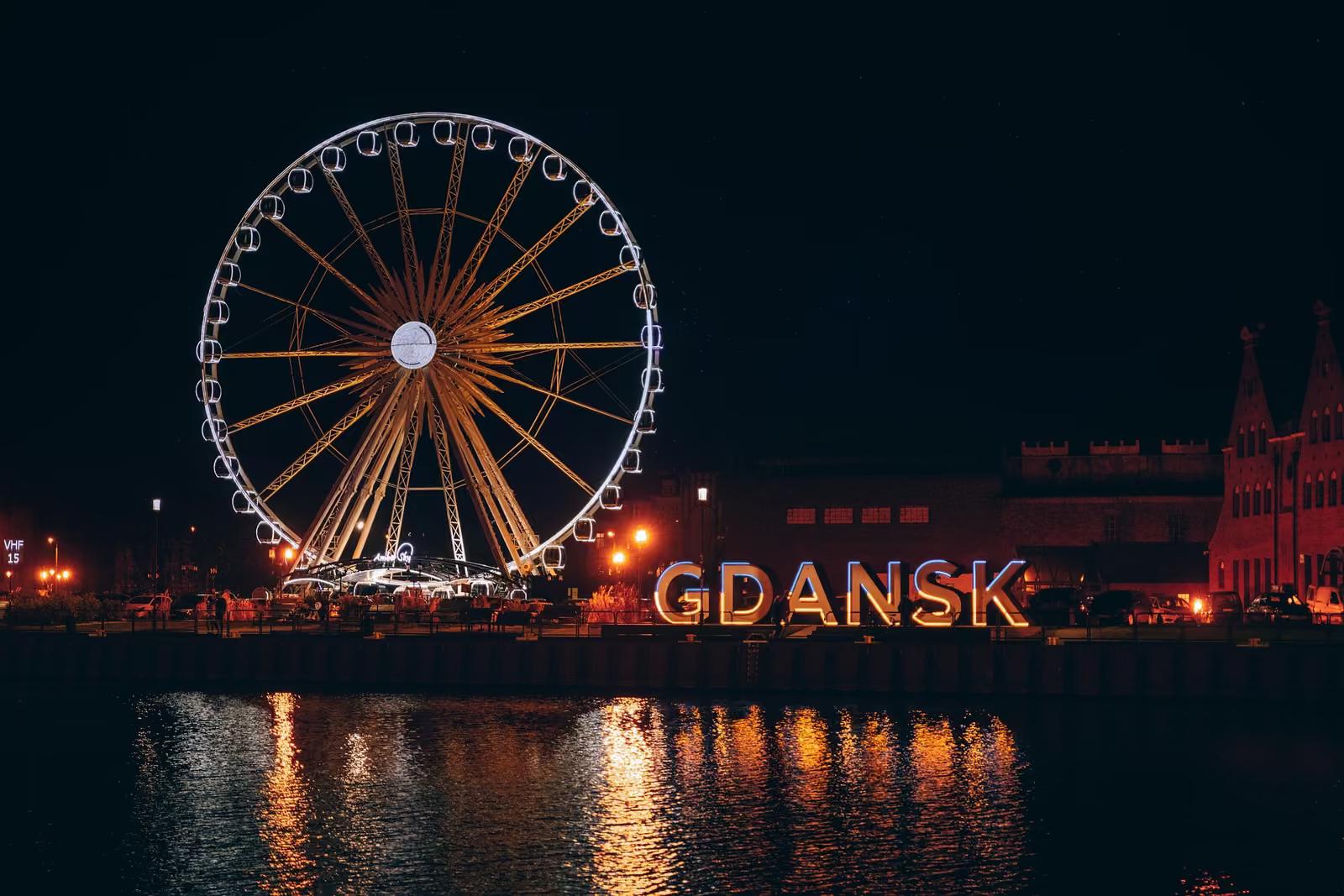Diabelski młyn i napis Gdańsk nad Motławą nocą