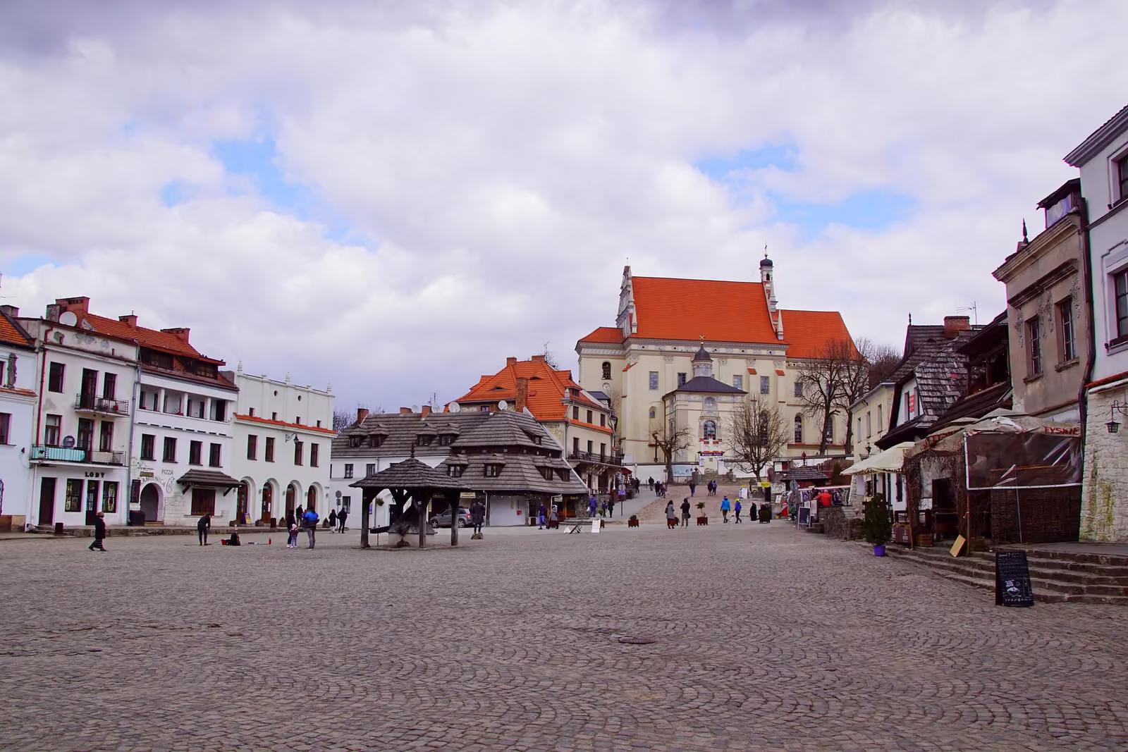 Rynek w Kazimierzu Dolnym z drewnianą studnią i kamienicami