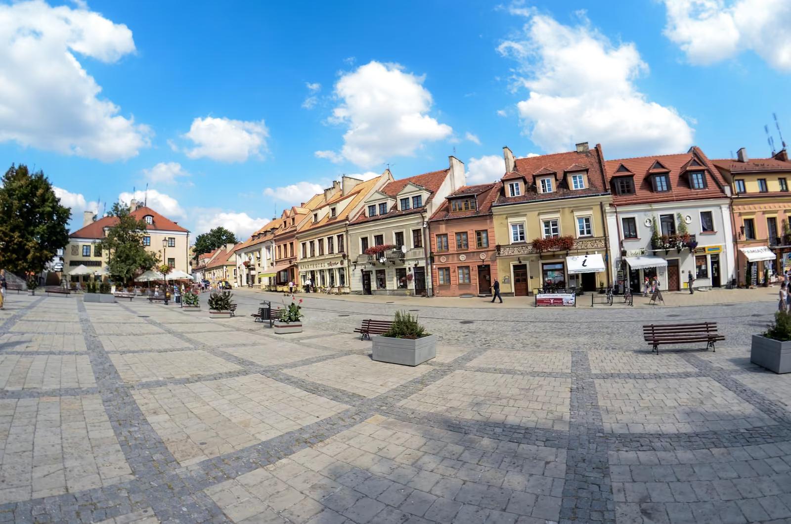 Rynek Starego Miasta w Sandomierzu z rzędem kolorowych kamienic