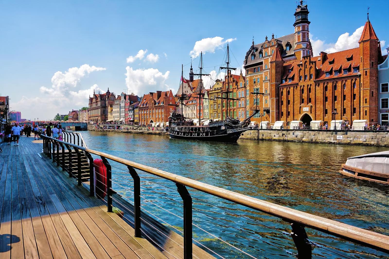 Żuraw i galeon na Motławie w Gdańsku, drewniane nabrzeże