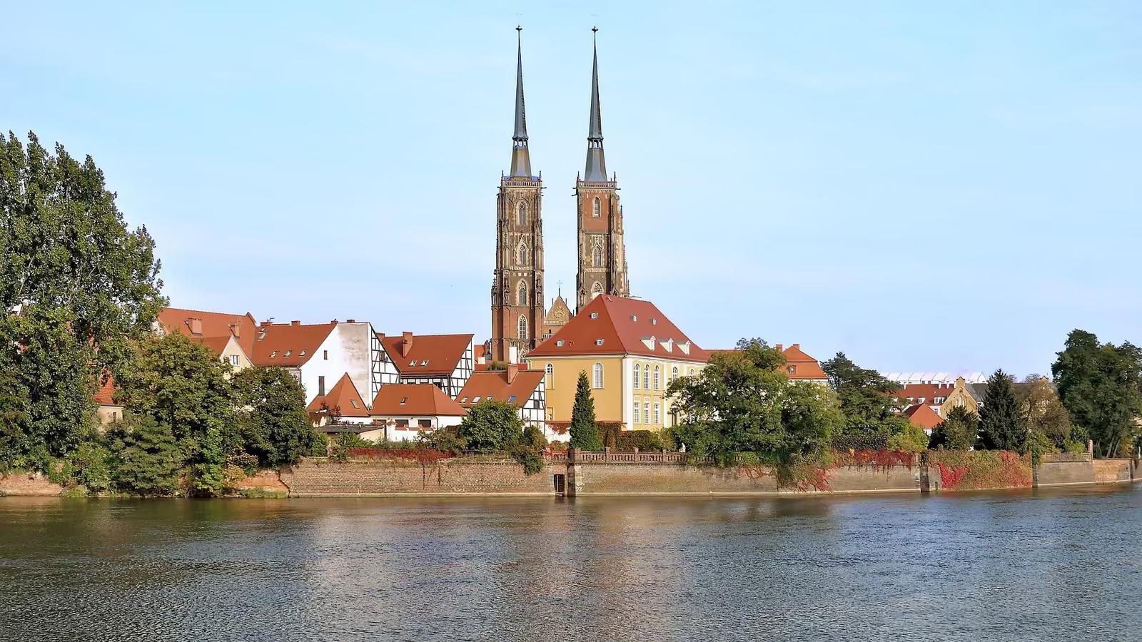 Ostrów Tumski we Wrocławiu od strony Odry