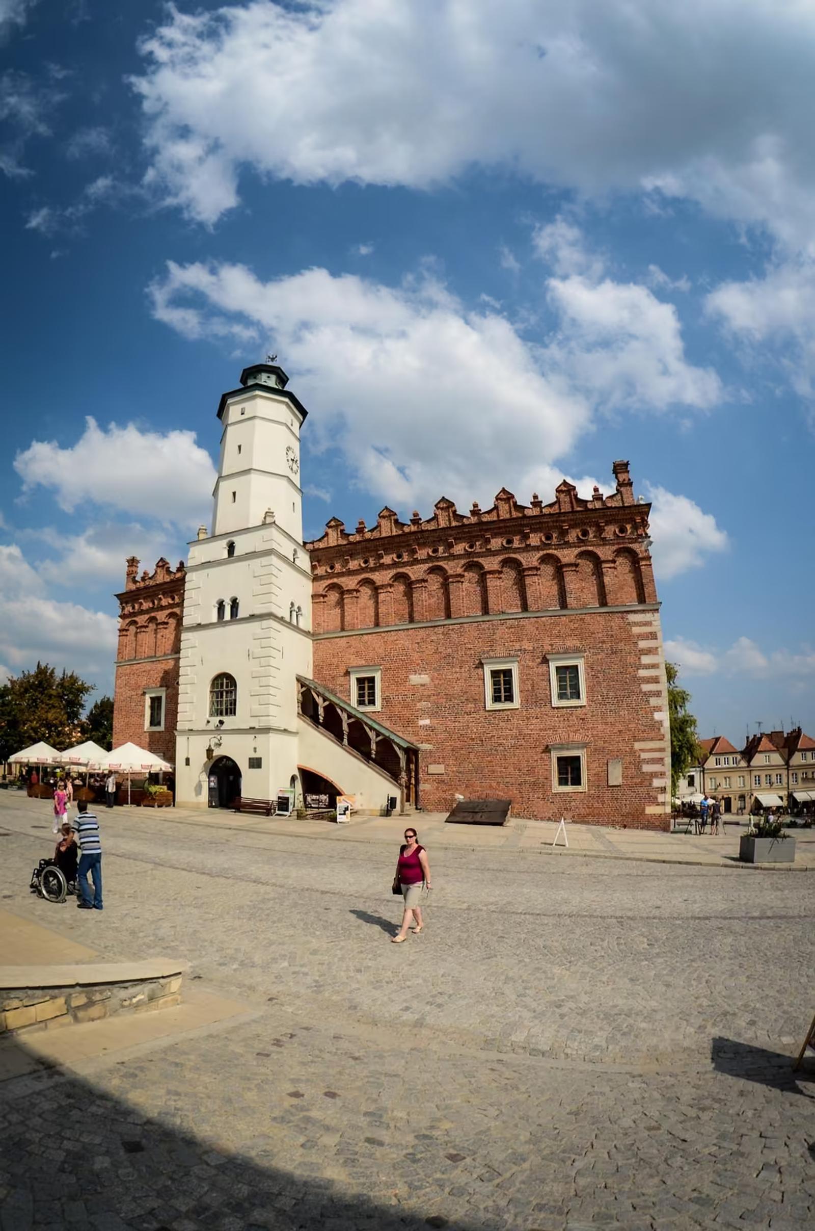Ratusz w Sandomierzu z białą wieżą zegarową