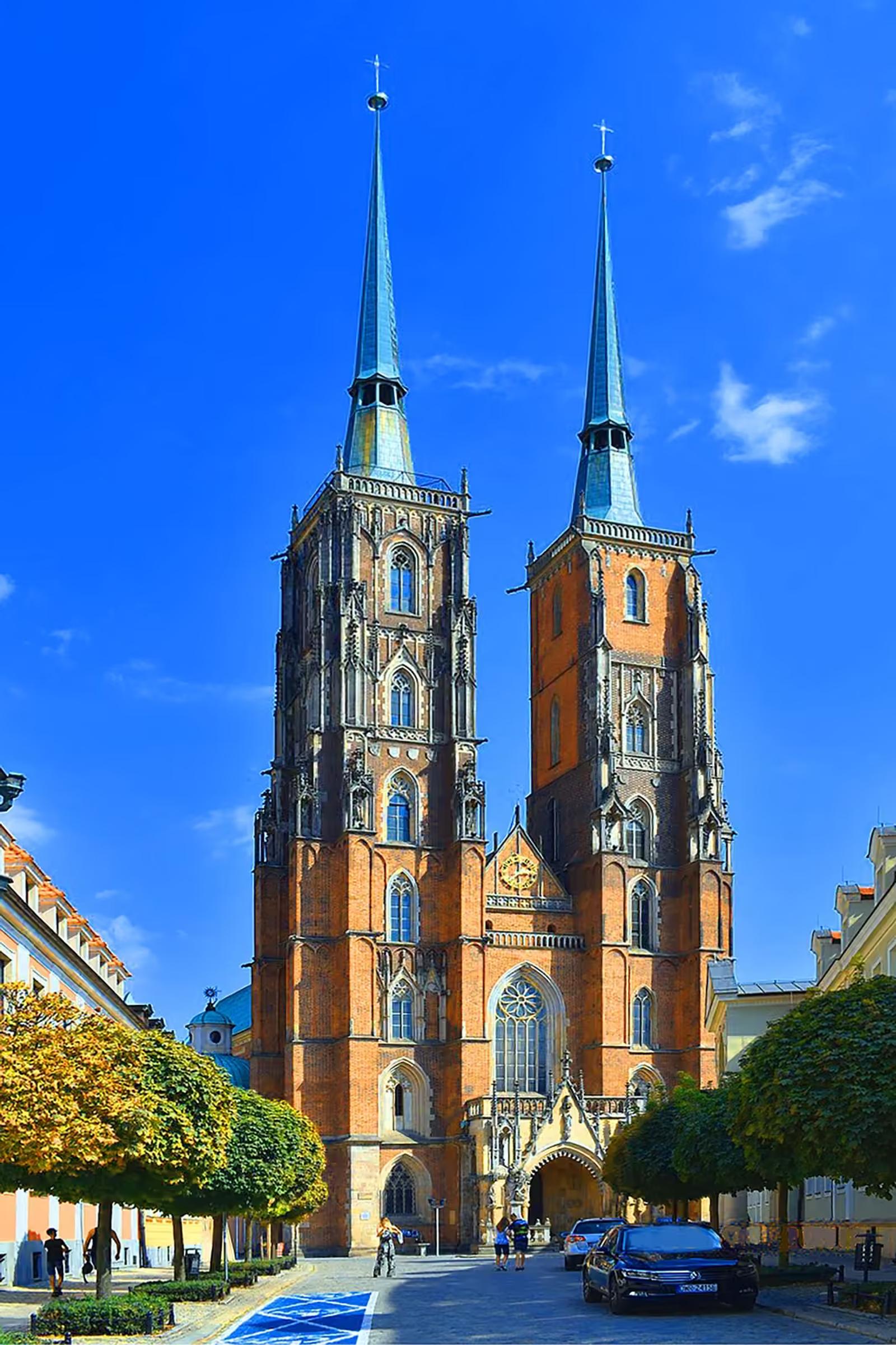 Katedra świętego Jana Chrzciciela we Wrocławiu z dwiema wieżami