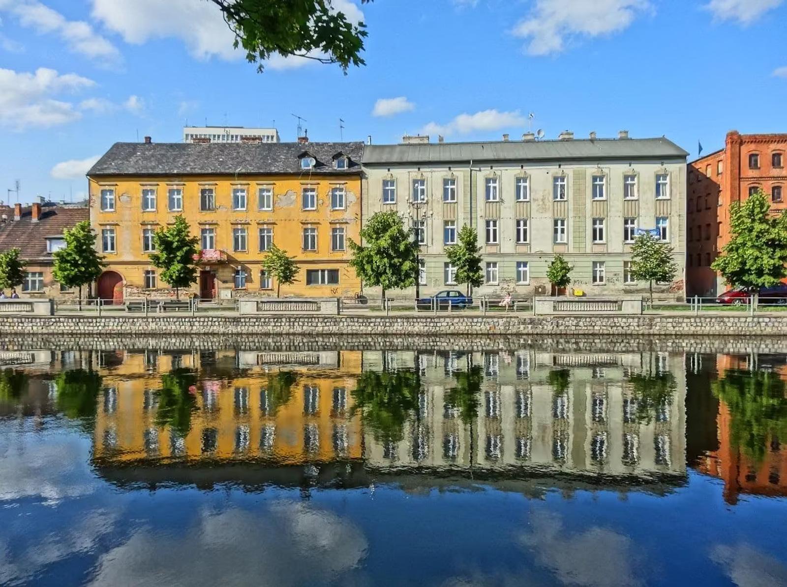 Kamienice nad Brdą w Bydgoszczy odbite w wodzie