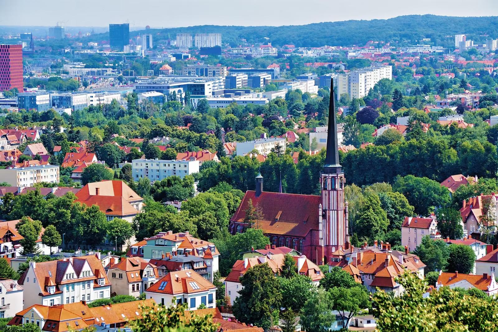 Panorama Gdańska z góry, czerwone dachy i wieża kościoła