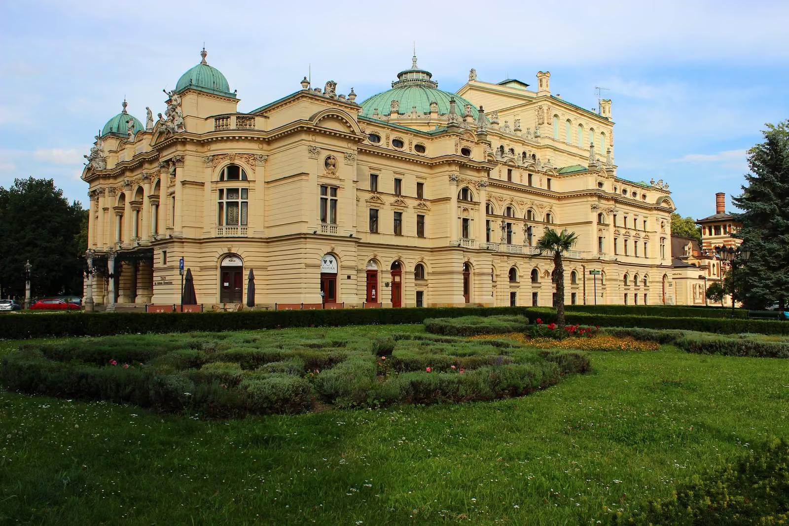 Teatr imienia Juliusza Słowackiego w Krakowie widziany od strony skweru