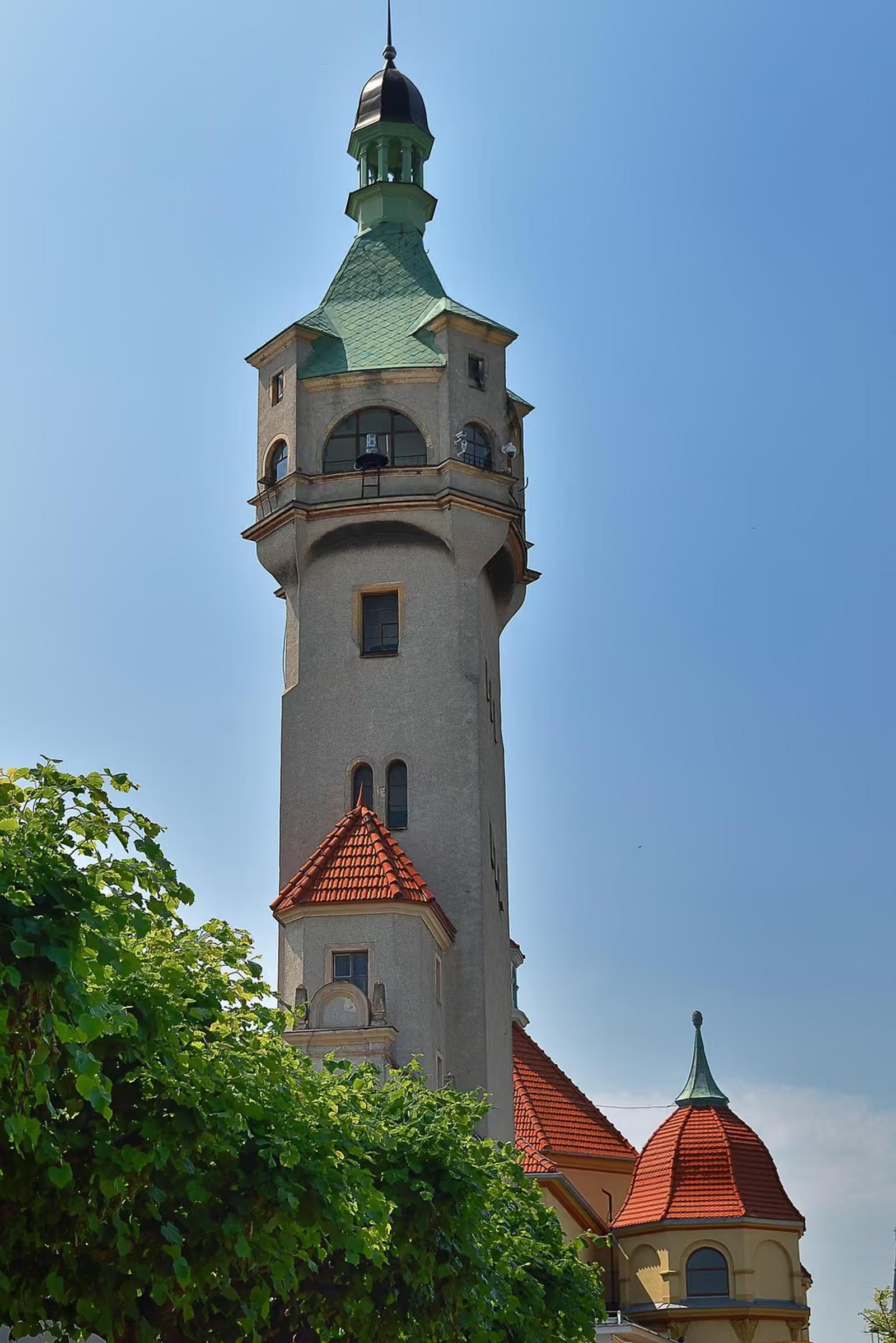 Latarnia morska w Sopocie nad zielenią