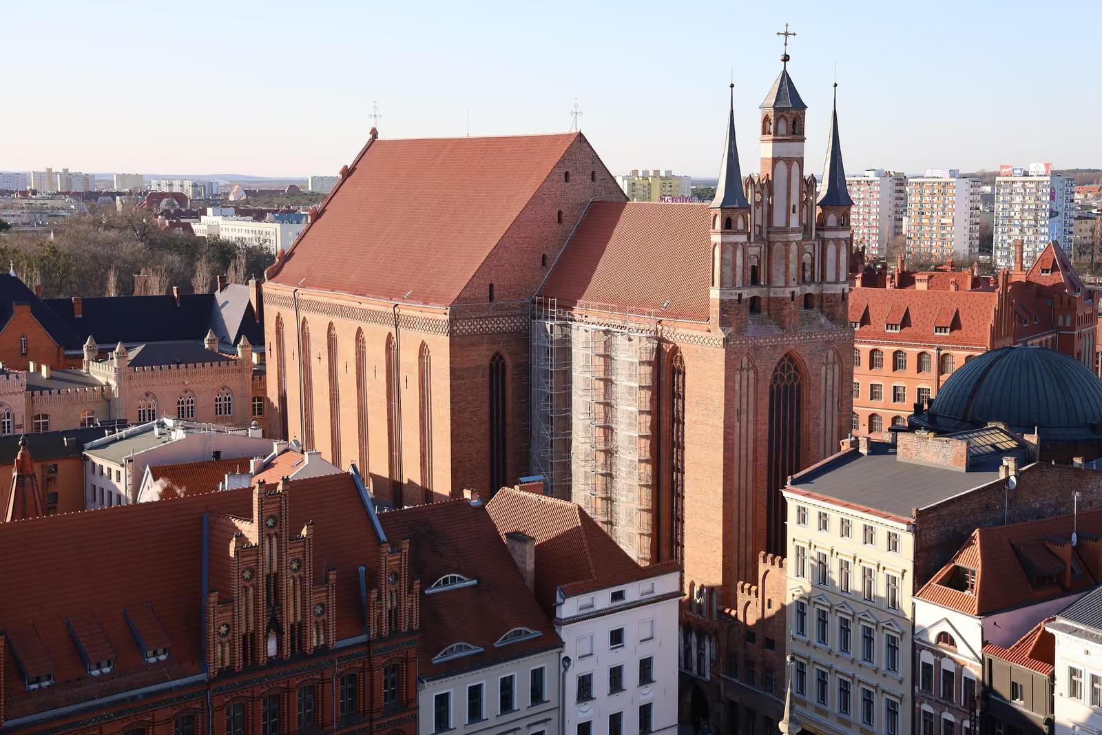 Dachy toruńskiej starówki z gotyckim ceglanym kościołem
