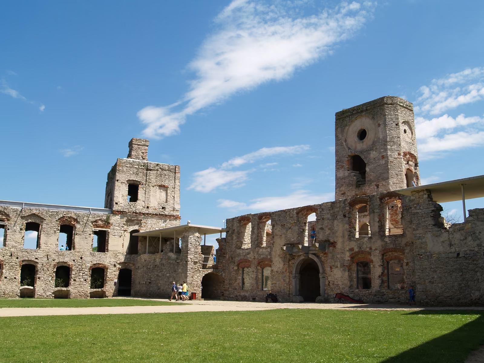 Dziedziniec ruin zamku Krzyżtopór w Ujeździe