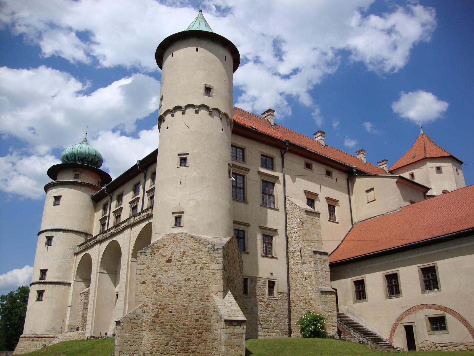 Zamek w Wiśniczu z okrągłą basztą i białymi murami