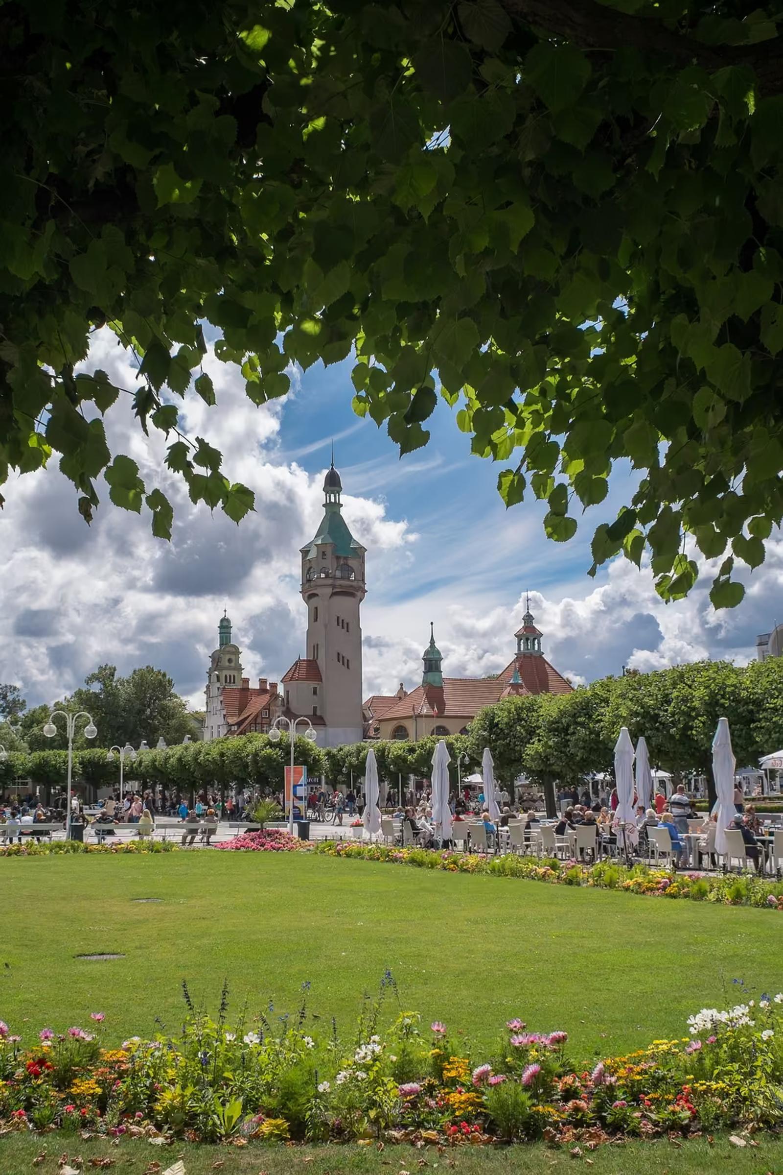 Wieża i skwer w Sopocie w słońcu