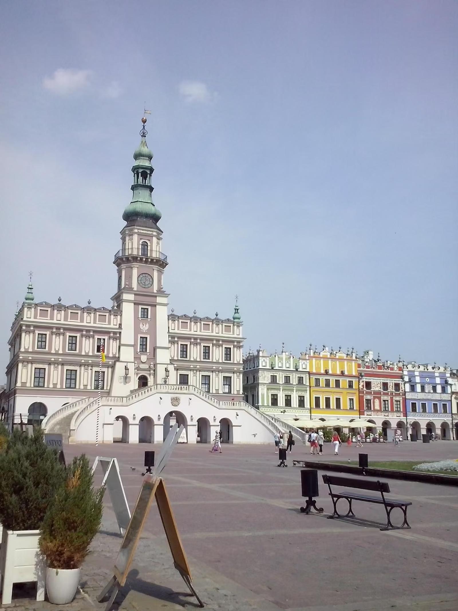 Ratusz w Zamościu z wachlarzowymi schodami