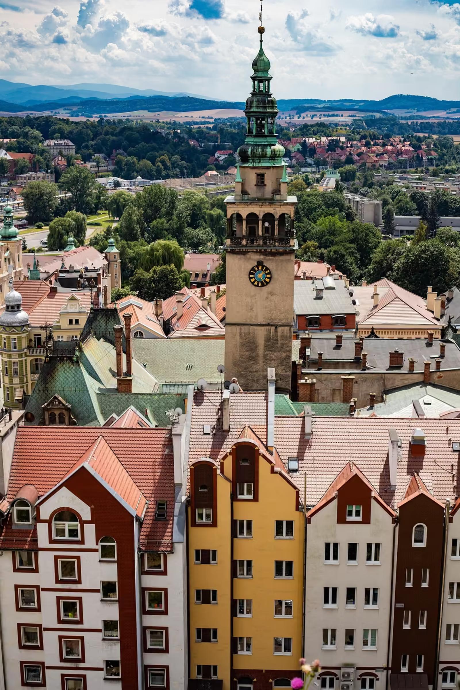 Wieża ratuszowa w Kłodzku nad dachami miasta