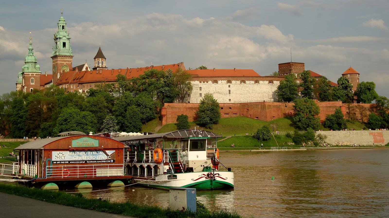 Wawel od strony Wisły, statek przy nabrzeżu
