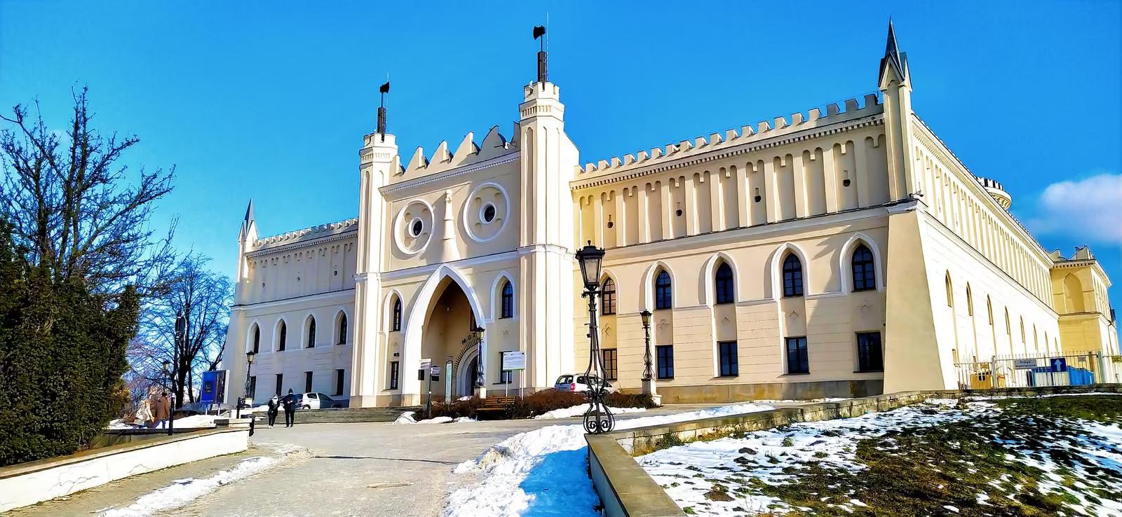Zamek Lubelski zimą, śnieg przed bramą