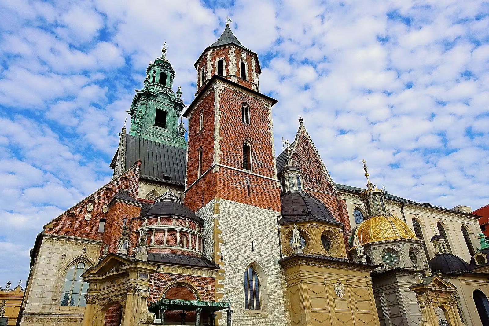 Katedra na Wawelu z bliska, ceglana wieża i złota kopuła