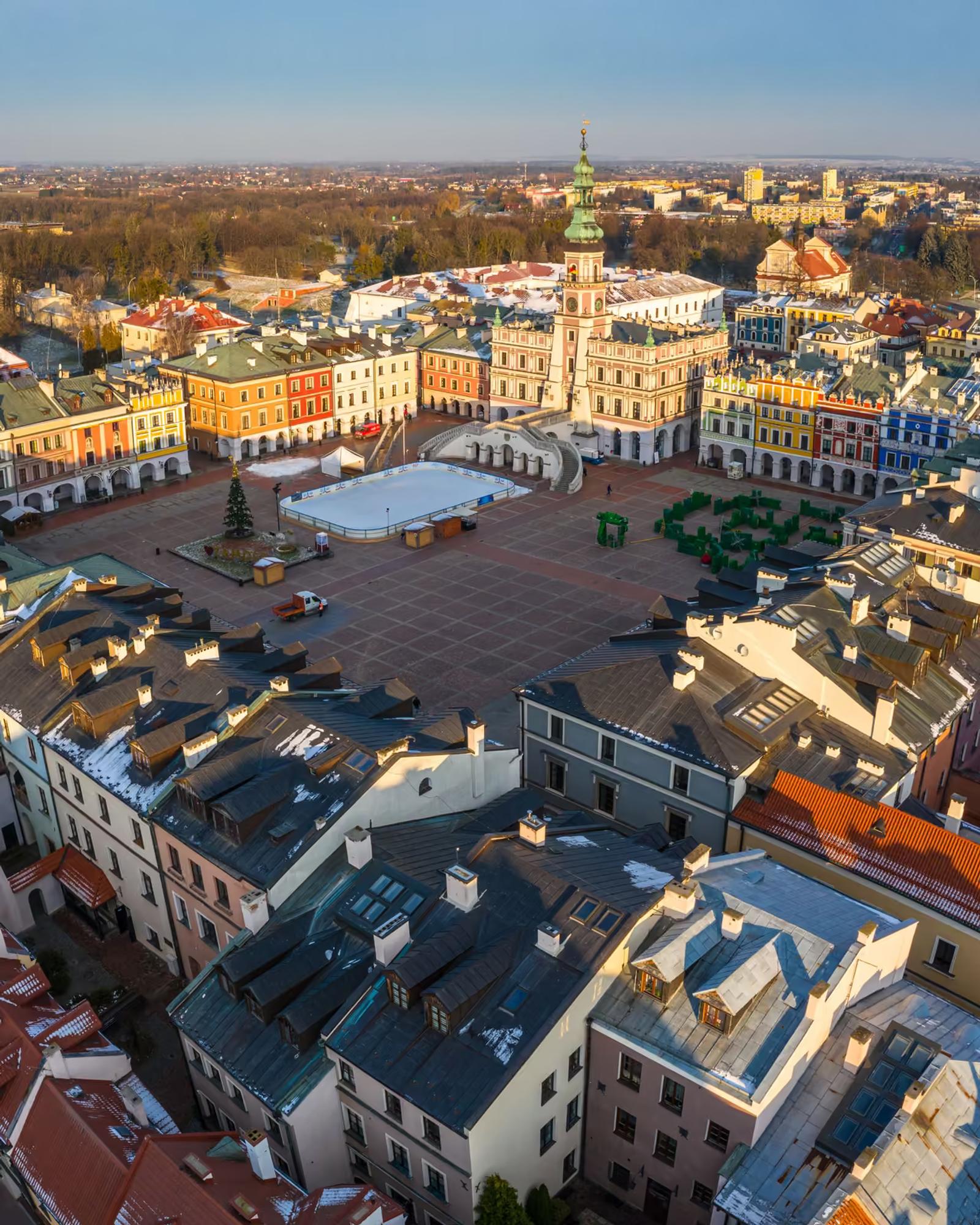 Rynek Wielki w Zamościu z lotu ptaka, ratusz i kamienice